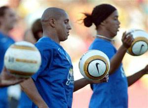ronaldinho donne la lesson a roberto carlos et robinho